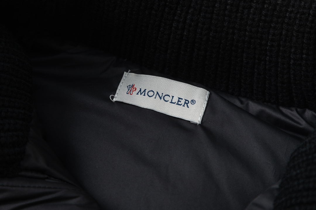 配防尘袋Moncler/蒙口立领针织拼接羽绒立领针织前片90白鸭绒整件上身轻便舒适简约奢华精致时髦的一款