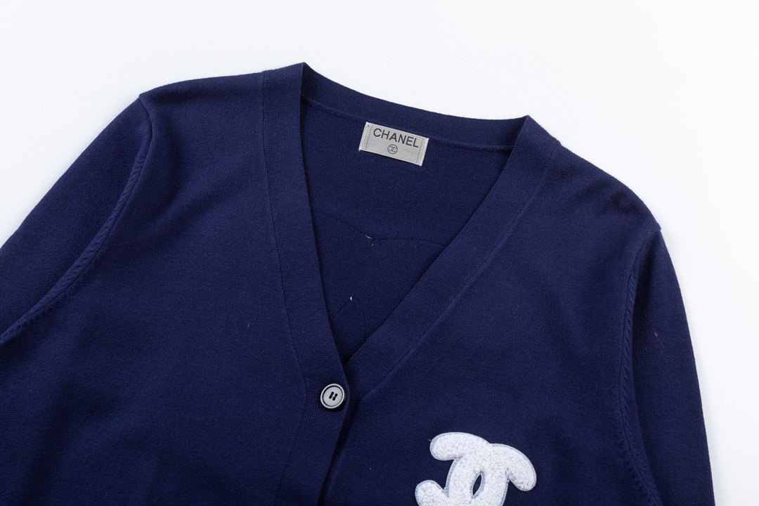 Fashionable Cozy White Chanel Top for Stylish Girls with Loose Os Version. - 图片 3