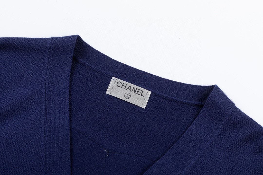 Fashionable Cozy White Chanel Top for Stylish Girls with Loose Os Version. - 图片 8