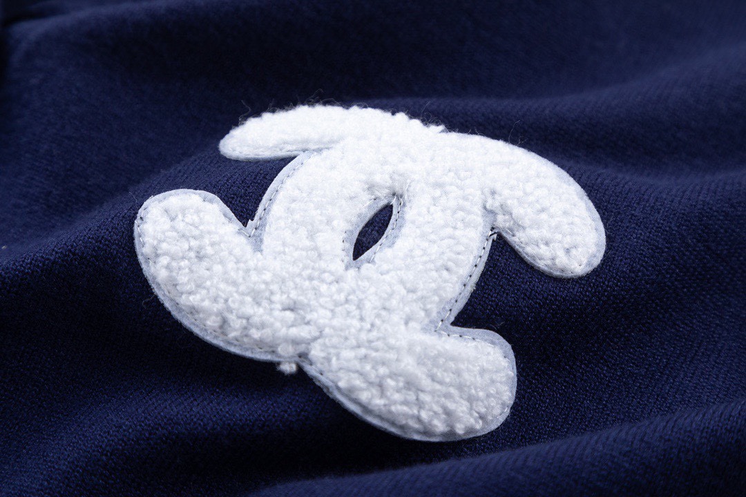 Fashionable Cozy White Chanel Top for Stylish Girls with Loose Os Version. - 图片 4