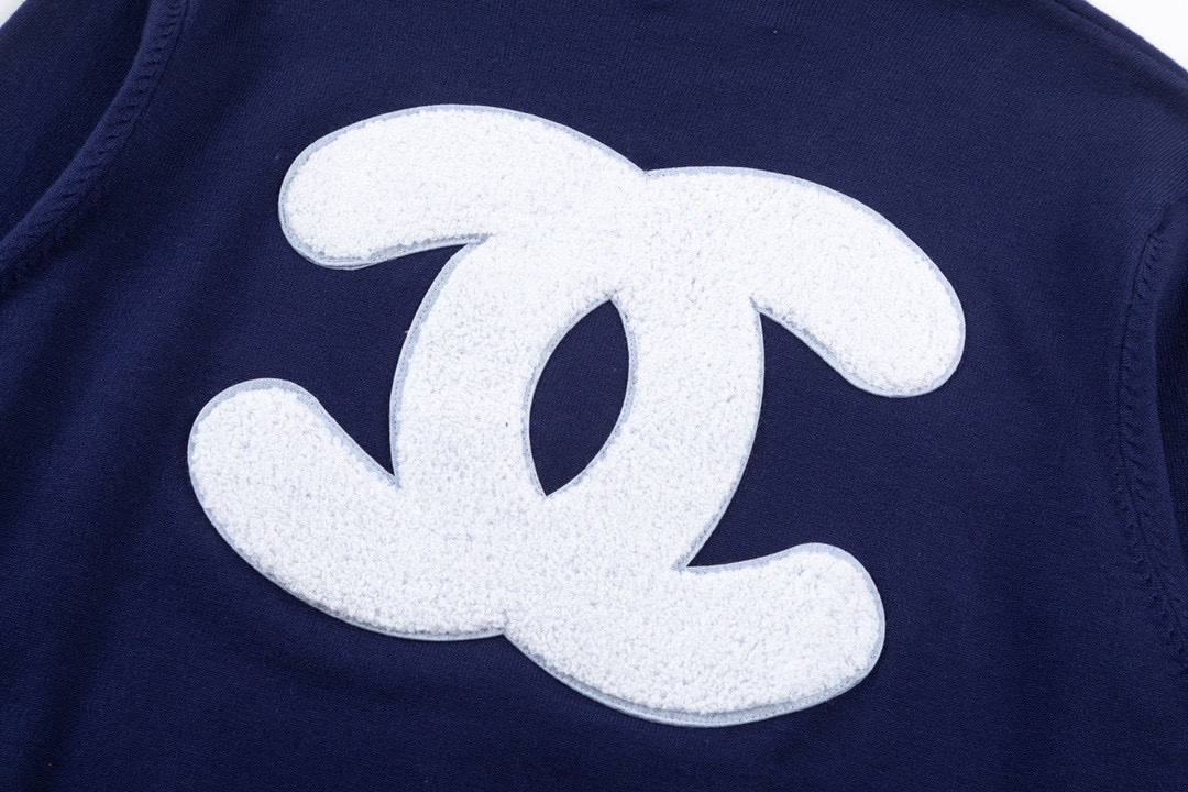 Fashionable Cozy White Chanel Top for Stylish Girls with Loose Os Version. - 图片 5