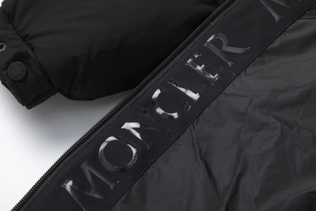 配防尘袋MONCLER/蒙口女士烫字连帽长款羽绒外套时尚动感全新诠释简洁风格长款收腰羽绒服,后收腰松紧设