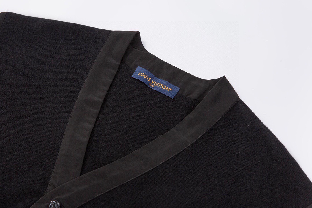 Louis Vuitton’s 2023 Desert Biker Jersey Jacket with Cotton Knitting and LV Stamps - 图片 3
