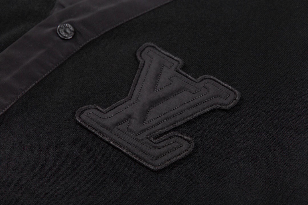 Louis Vuitton’s 2023 Desert Biker Jersey Jacket with Cotton Knitting and LV Stamps - 图片 4