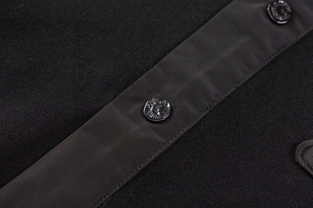Louis Vuitton’s 2023 Desert Biker Jersey Jacket with Cotton Knitting and LV Stamps - 图片 5