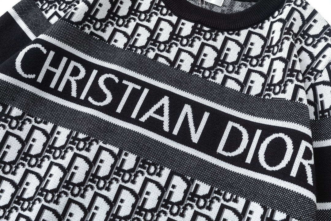 Luxurious Monochrome Knit Sweater by Dior: Classic Elegance with Logo Detail - 图片 5