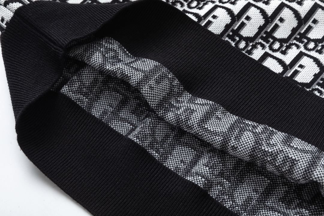 Luxurious Monochrome Knit Sweater by Dior: Classic Elegance with Logo Detail - 图片 6