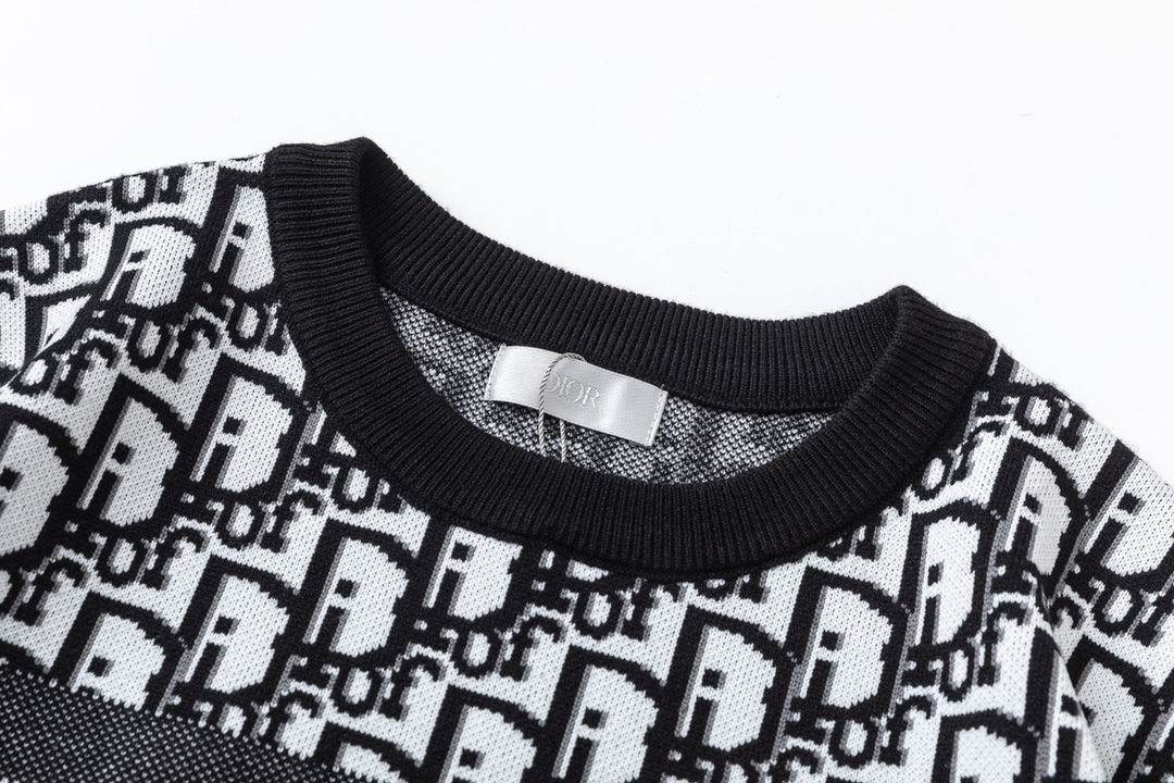 Luxurious Monochrome Knit Sweater by Dior: Classic Elegance with Logo Detail - 图片 3