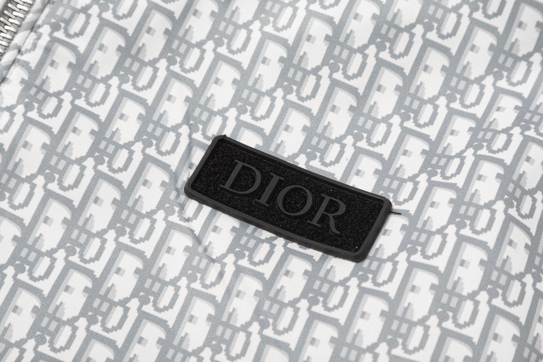 配防尘袋DIOR/迪奥2024ss秋冬最新款同步发售夹克外套采用定制织针t花面料采用客供设计品牌元素满幅