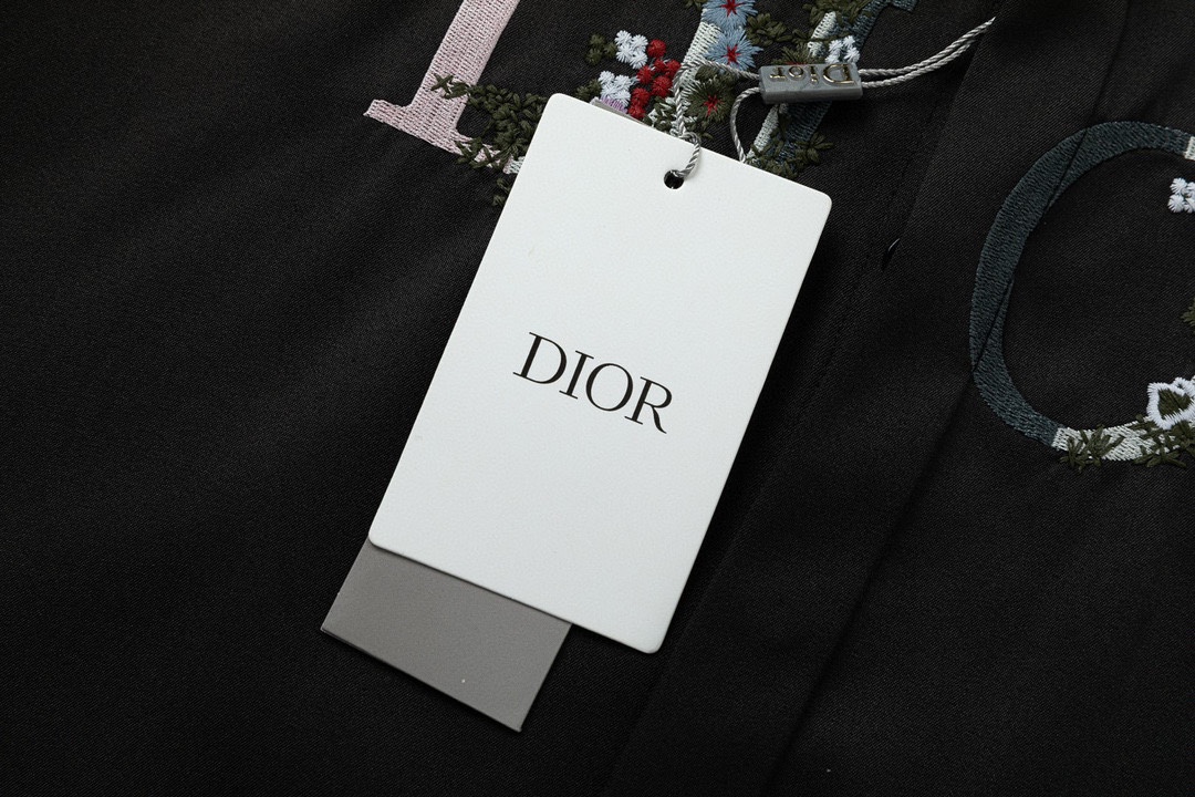 DIOR/迪奥渐变花卉刺绣衬衫长袖前幅图案采用进口绣线由十万针刺绣工艺做出Di**图案打底在绣花基础上结