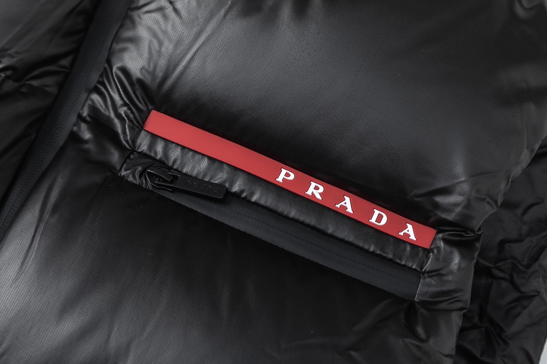 配防尘袋PRADA/普拉达轻薄羽绒马甲Prada爆款马甲羽绒服难得的好看此款廓形丰满的羽绒外套采用Pra