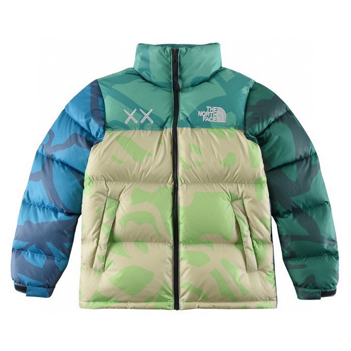 NFC芯片版本 TNF✖️KAWS联名款𝟏𝟗𝟗𝟔美版羽绒服 北面对于我们来说已经不陌生了，但这款你绝对是第一次见！北面与KAWS最强联名的王炸组合❗️硬核户外演绎极致的浪漫‼️ 这次的联名款，用醒目的KAWS图案与艳丽的颜色，显得…