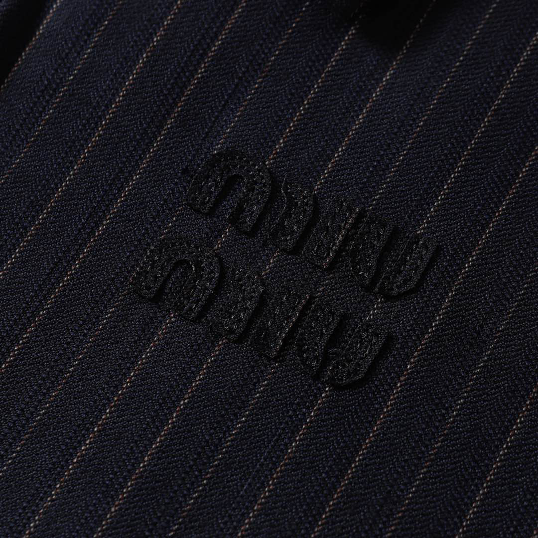 Miumiu Striped Jacket: Wool Blend, Laser Burnout, Embroidered Logo, Elegant Design - 图片 3