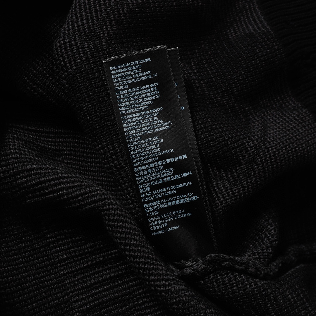 Balenciaga Geometrics Sweater: High-Quality Design Process with Multi-Coloured Detailing - 图片 5