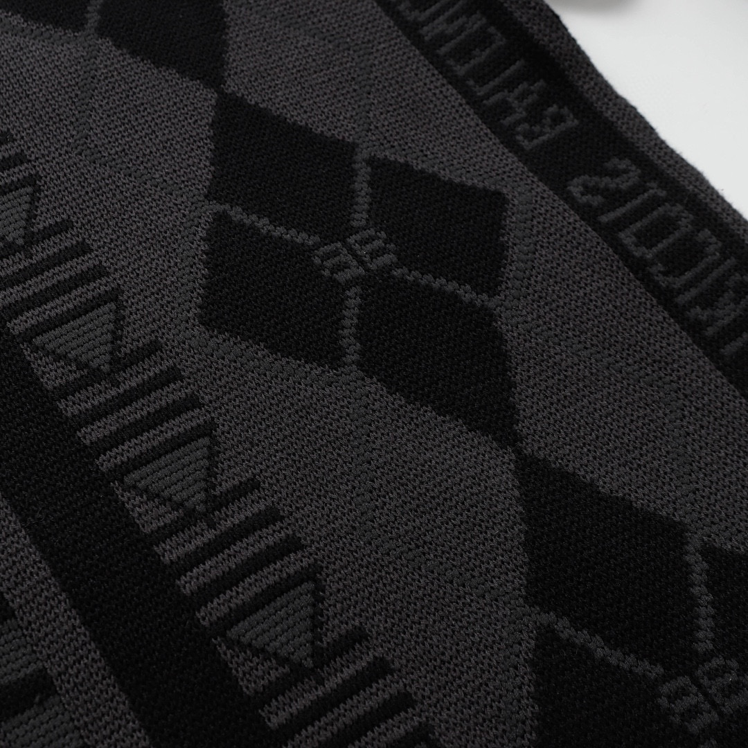 Balenciaga Geometrics Sweater: High-Quality Design Process with Multi-Coloured Detailing - 图片 4