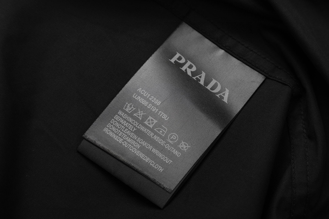    原单品质
Prada/普拉达24ss口袋三角标长袖衬衫
原9,900购入，采用70支人丝府绸布，表