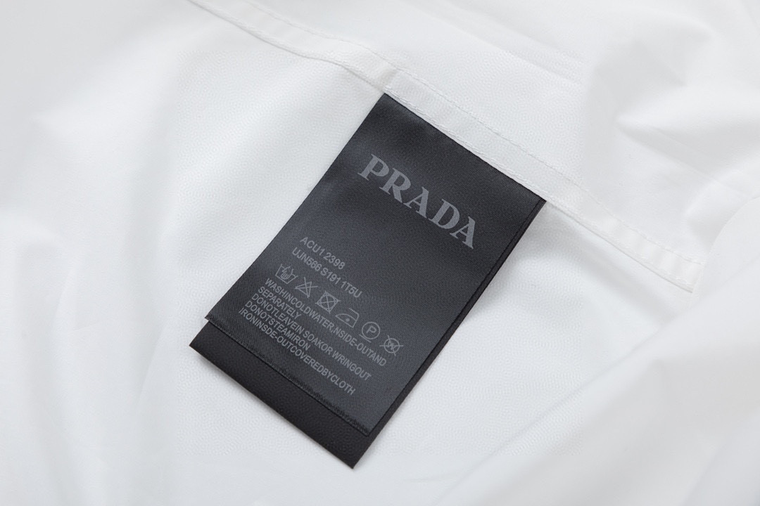    原单品质
Prada/普拉达24ss口袋三角标长袖衬衫
原9,900购入，采用70支人丝府绸布，表