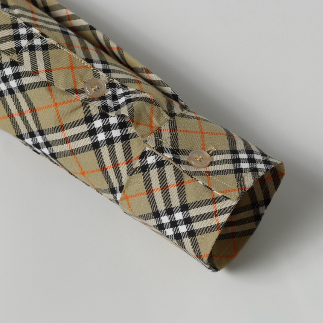 （官网11原单品质)
Burberry/巴宝莉24ss新款刺绣格纹棉质衬衫
新款法兰绒衬衣，面料原柒厂1