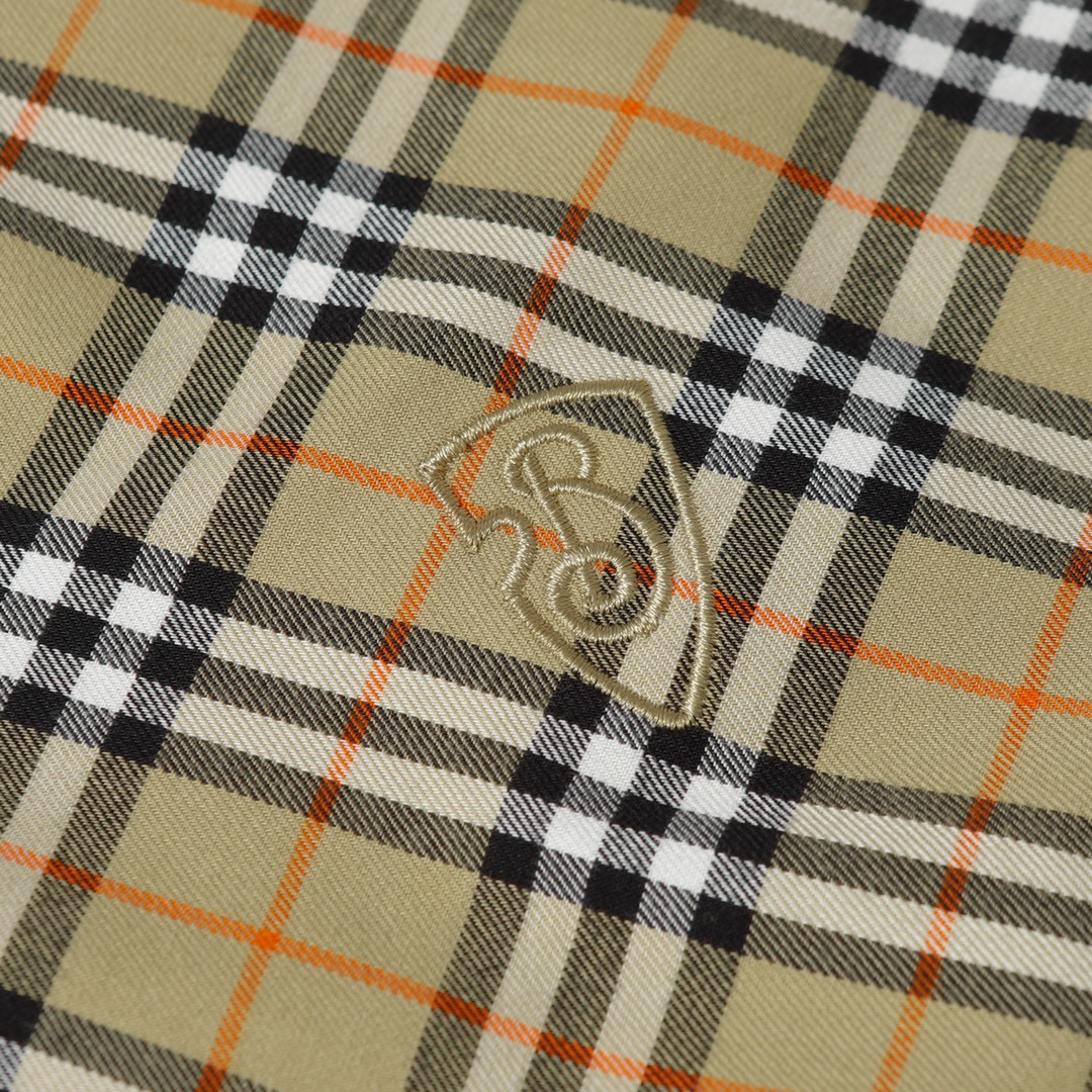 （官网11原单品质)
Burberry/巴宝莉24ss新款刺绣格纹棉质衬衫
新款法兰绒衬衣，面料原柒厂1