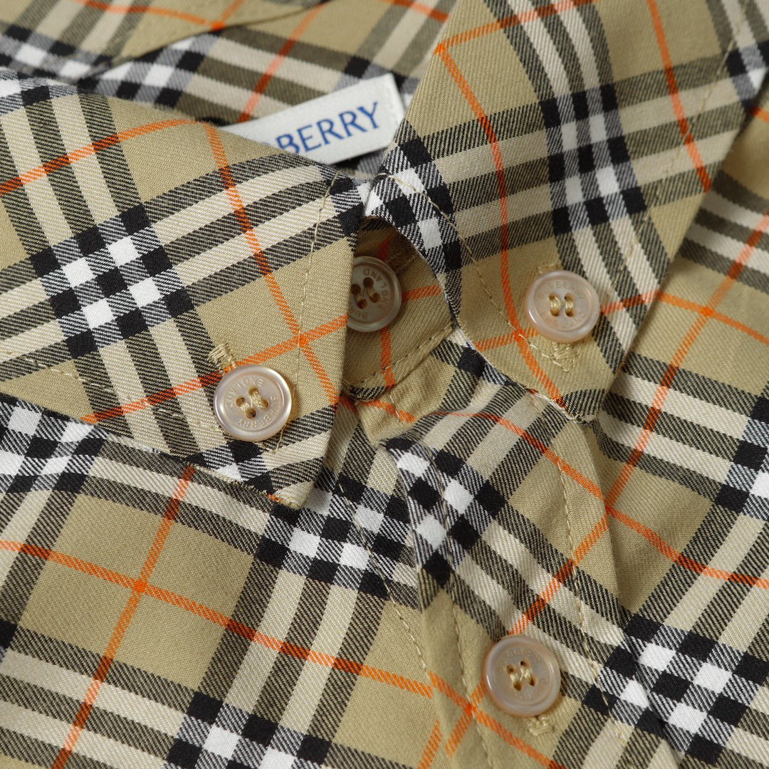 （官网11原单品质)
Burberry/巴宝莉24ss新款刺绣格纹棉质衬衫
新款法兰绒衬衣，面料原柒厂1