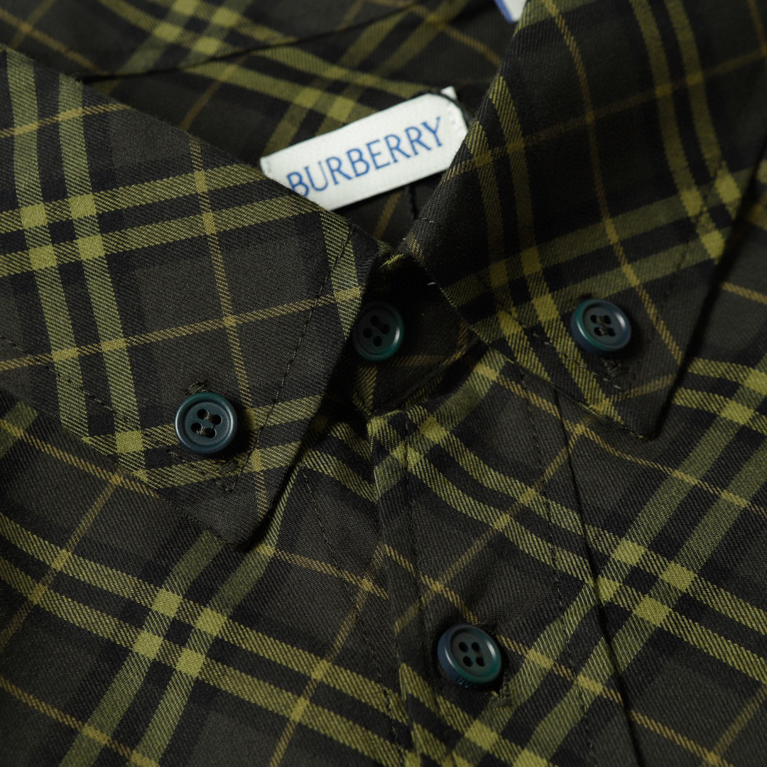 （官网11原单品质)
Burberry/巴宝莉24ss新款刺绣格纹棉质衬衫
新款法兰绒衬衣，面料原柒厂1