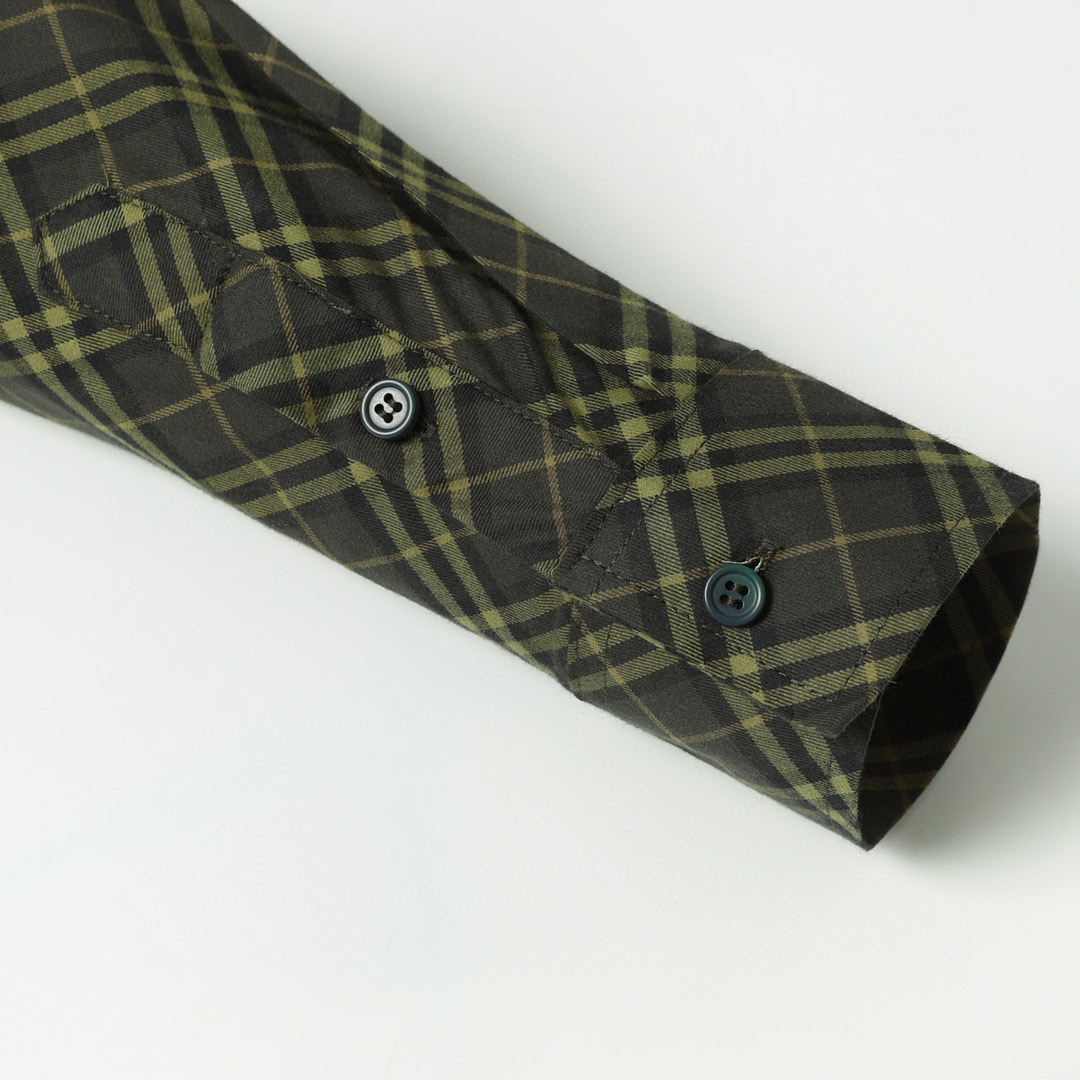 （官网11原单品质)
Burberry/巴宝莉24ss新款刺绣格纹棉质衬衫
新款法兰绒衬衣，面料原柒厂1