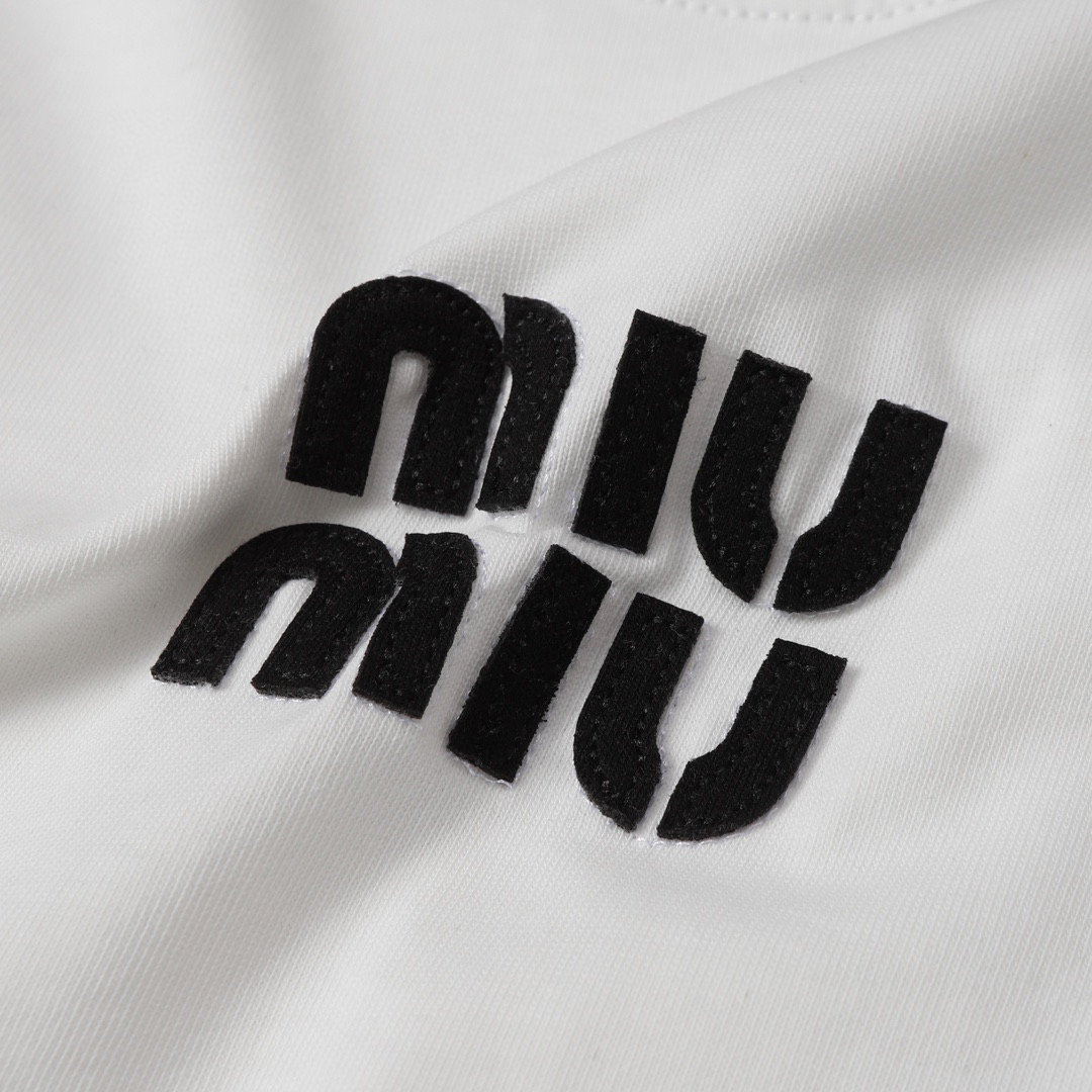 Miu Miu Knitted Sleeves: Fashionable Unisex Cotton Cuffs in White (Size S-XL) - 图片 3