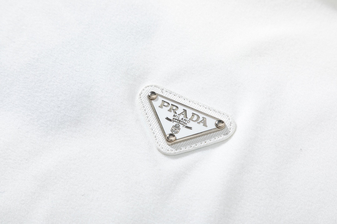 Prada Triangle Long Sleeves: Cozy, Warm, Customizable Skin – Black/White, SM-XXL Sizes - 图片 4