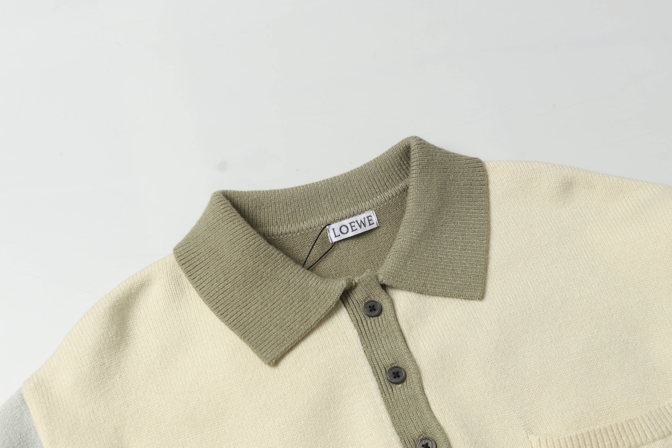 Loewe’s Colored Embroidery & Polo Knitting: Soft, Warm Transition for Fall/Winter. - 图片 3
