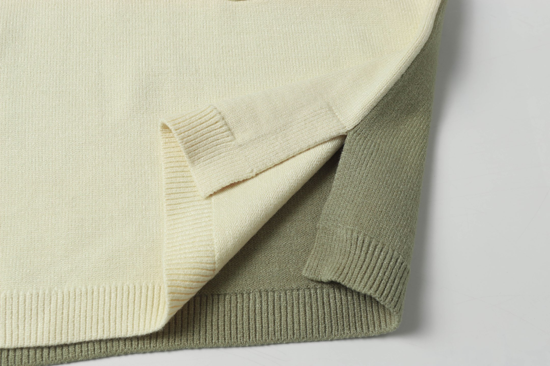 Loewe’s Colored Embroidery & Polo Knitting: Soft, Warm Transition for Fall/Winter. - 图片 8