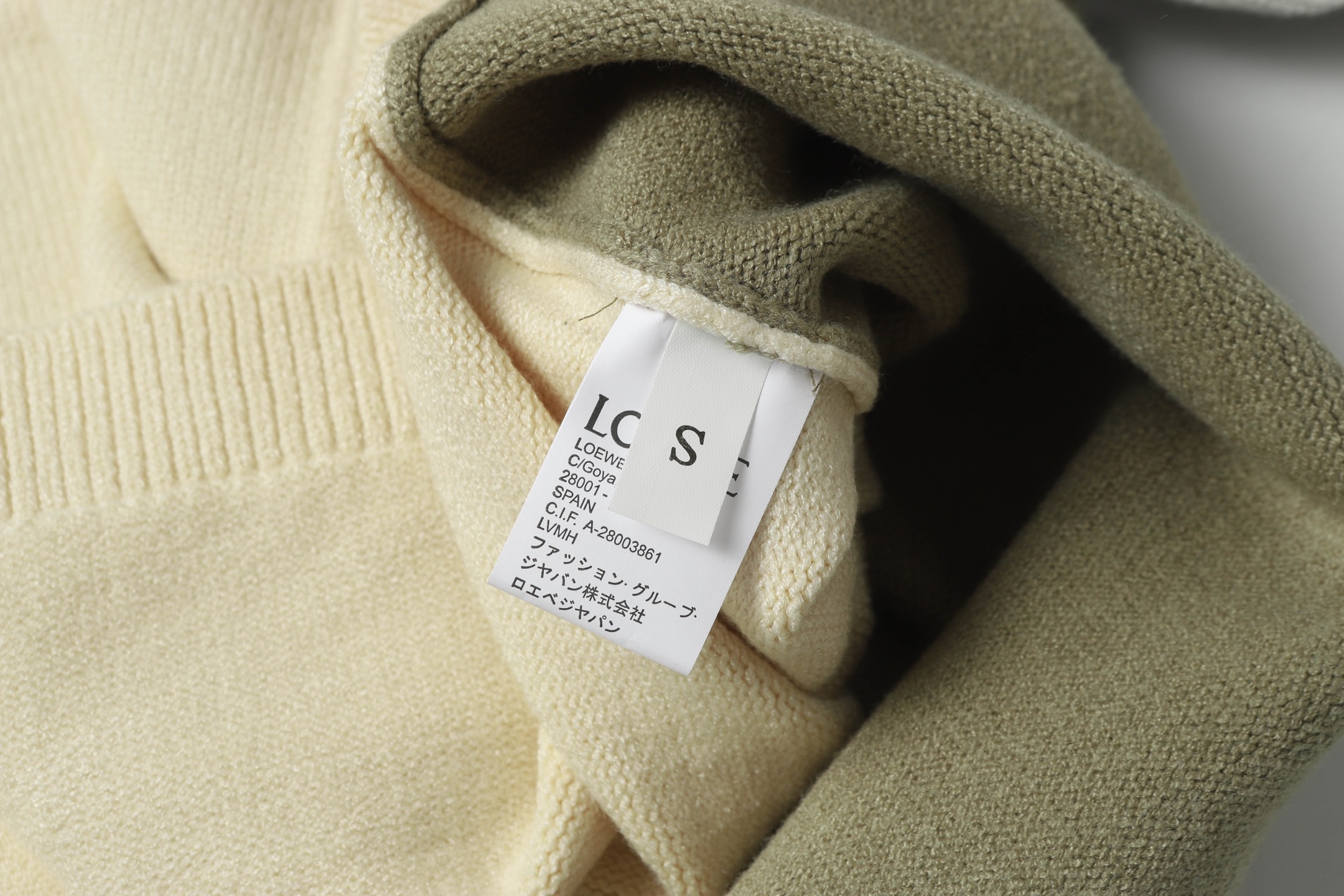 Loewe’s Colored Embroidery & Polo Knitting: Soft, Warm Transition for Fall/Winter. - 图片 7