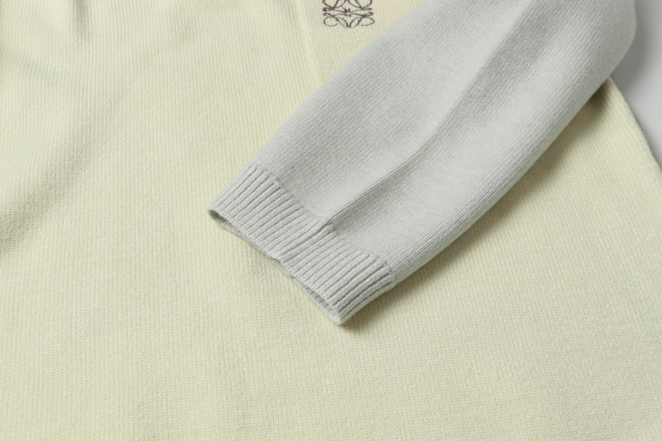 Loewe’s Colored Embroidery & Polo Knitting: Soft, Warm Transition for Fall/Winter. - 图片 5