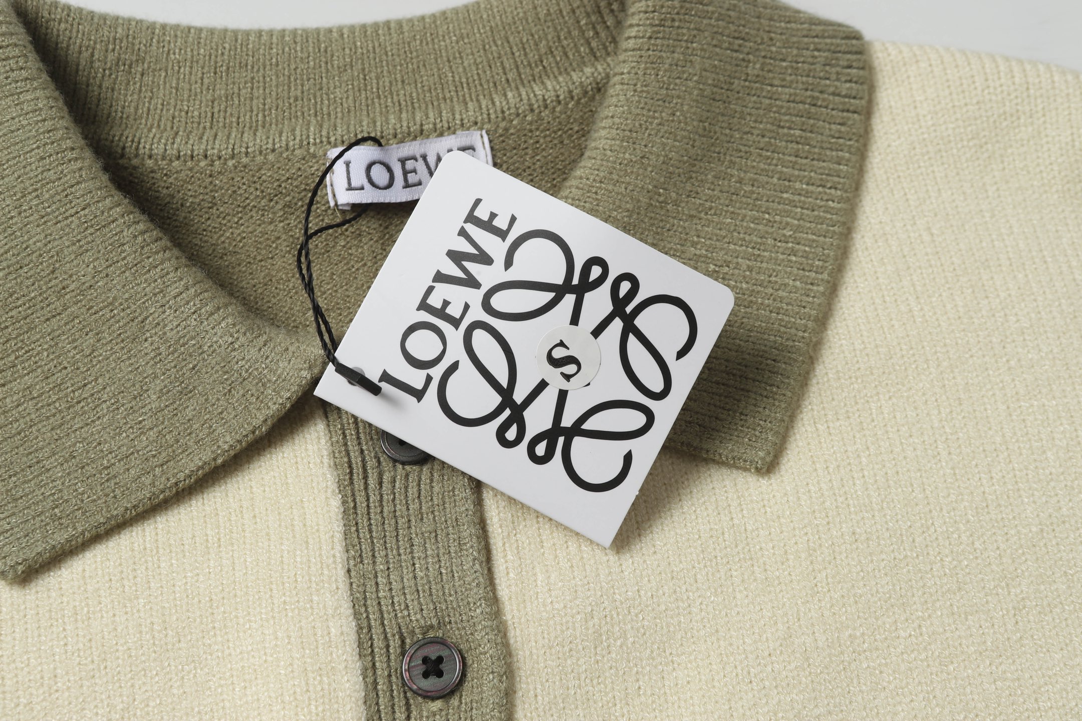 Loewe’s Colored Embroidery & Polo Knitting: Soft, Warm Transition for Fall/Winter. - 图片 9