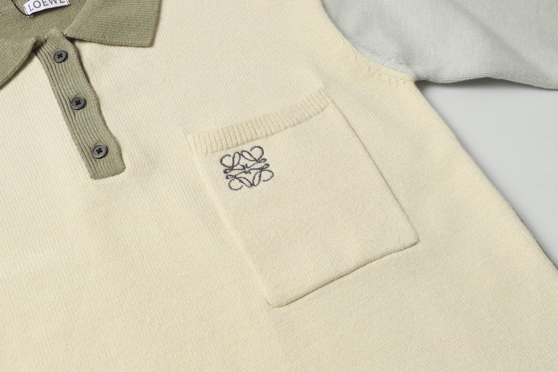 Loewe’s Colored Embroidery & Polo Knitting: Soft, Warm Transition for Fall/Winter. - 图片 4