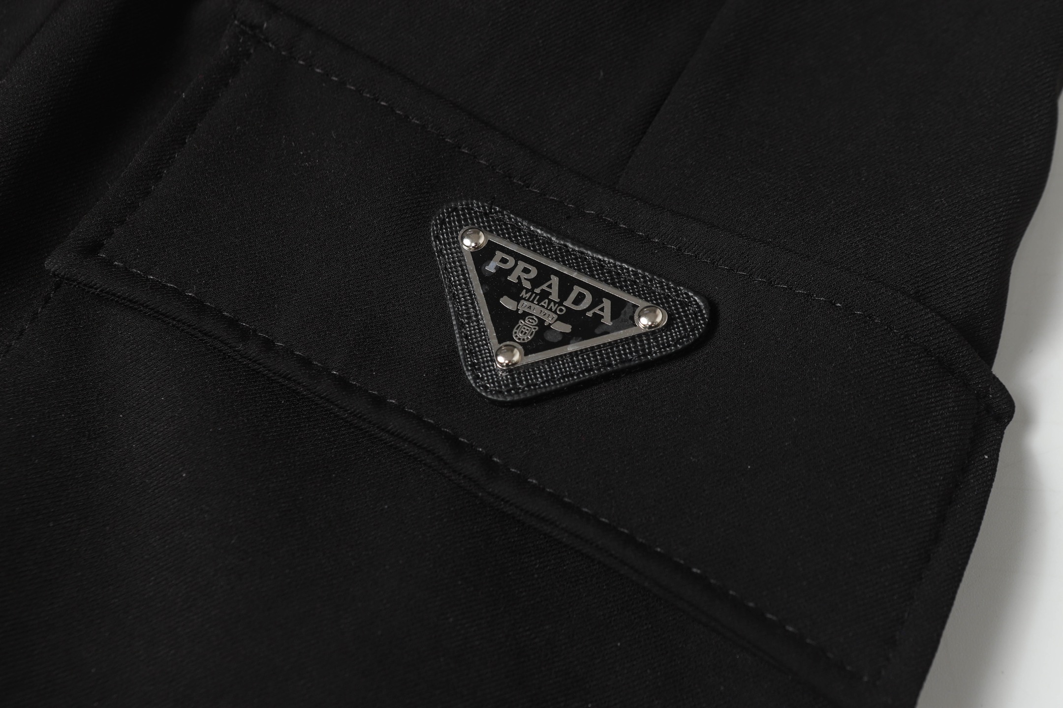 PRADA New Black Metallic Shorts for Spring/Summer 2022 in Various Sizes - 图片 4