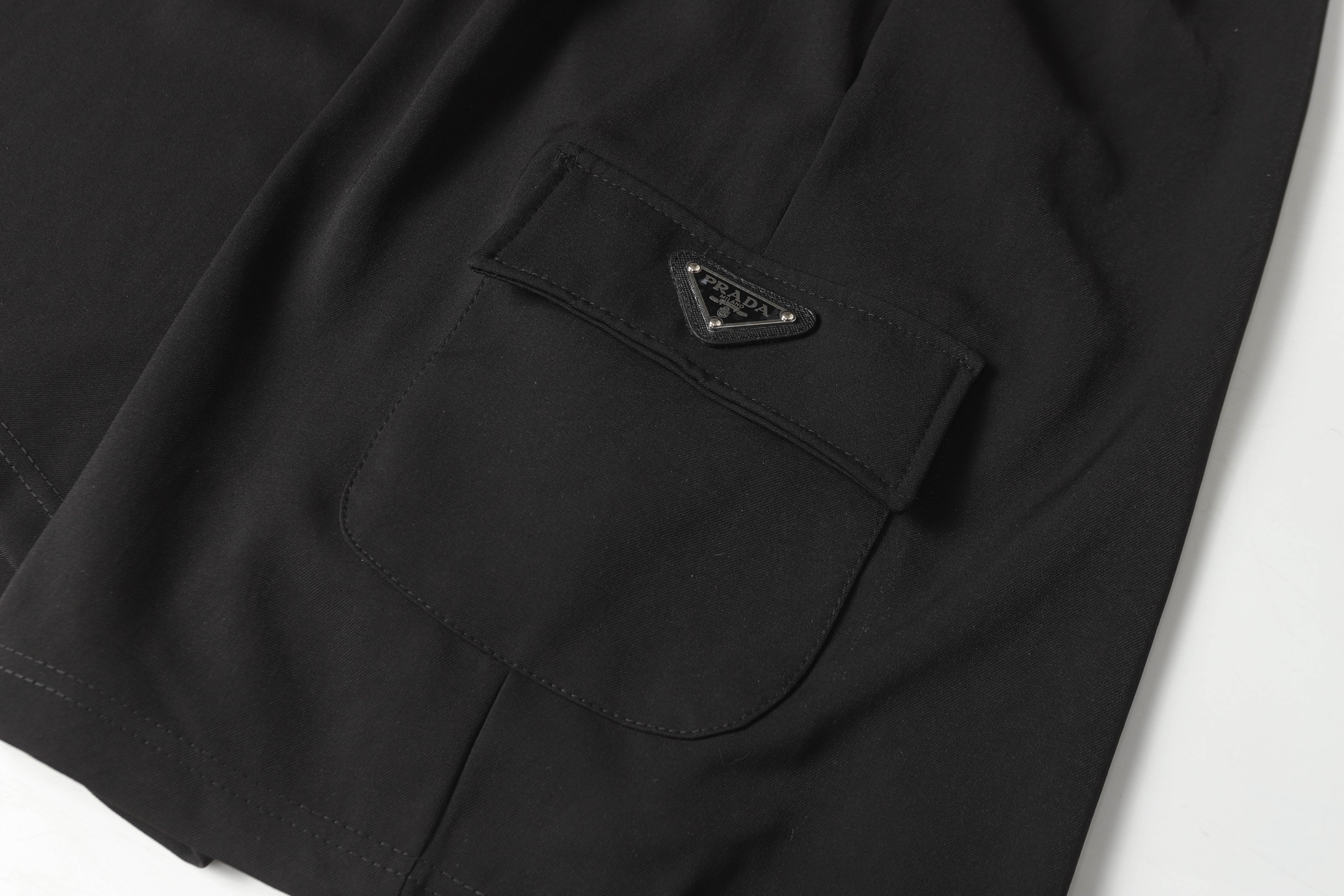 PRADA New Black Metallic Shorts for Spring/Summer 2022 in Various Sizes - 图片 3