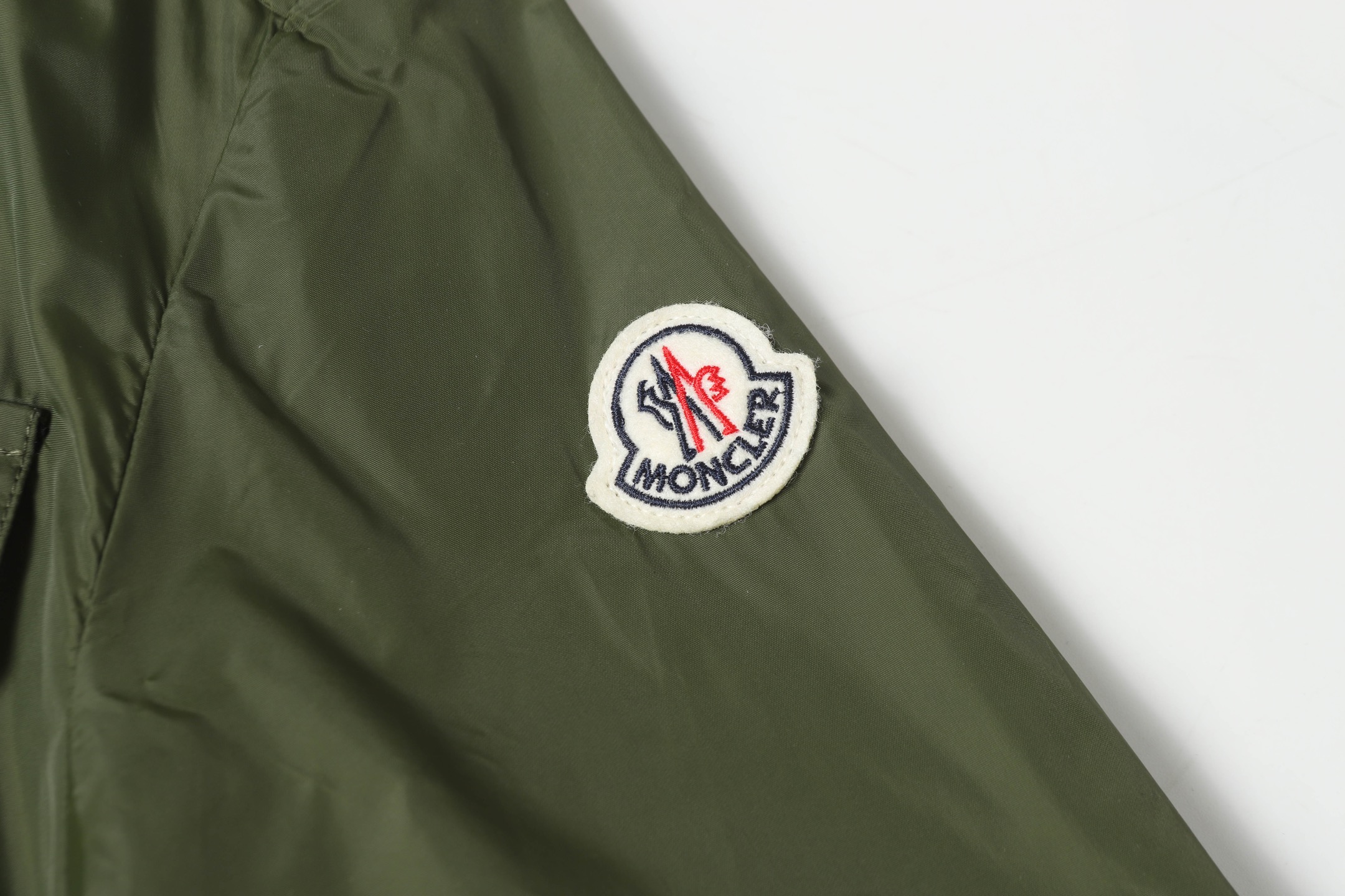“Moncler Summer Sunscreen Jacket: Airproof, UV-Resistant, Trendy Leisure Wear” - 图片 8
