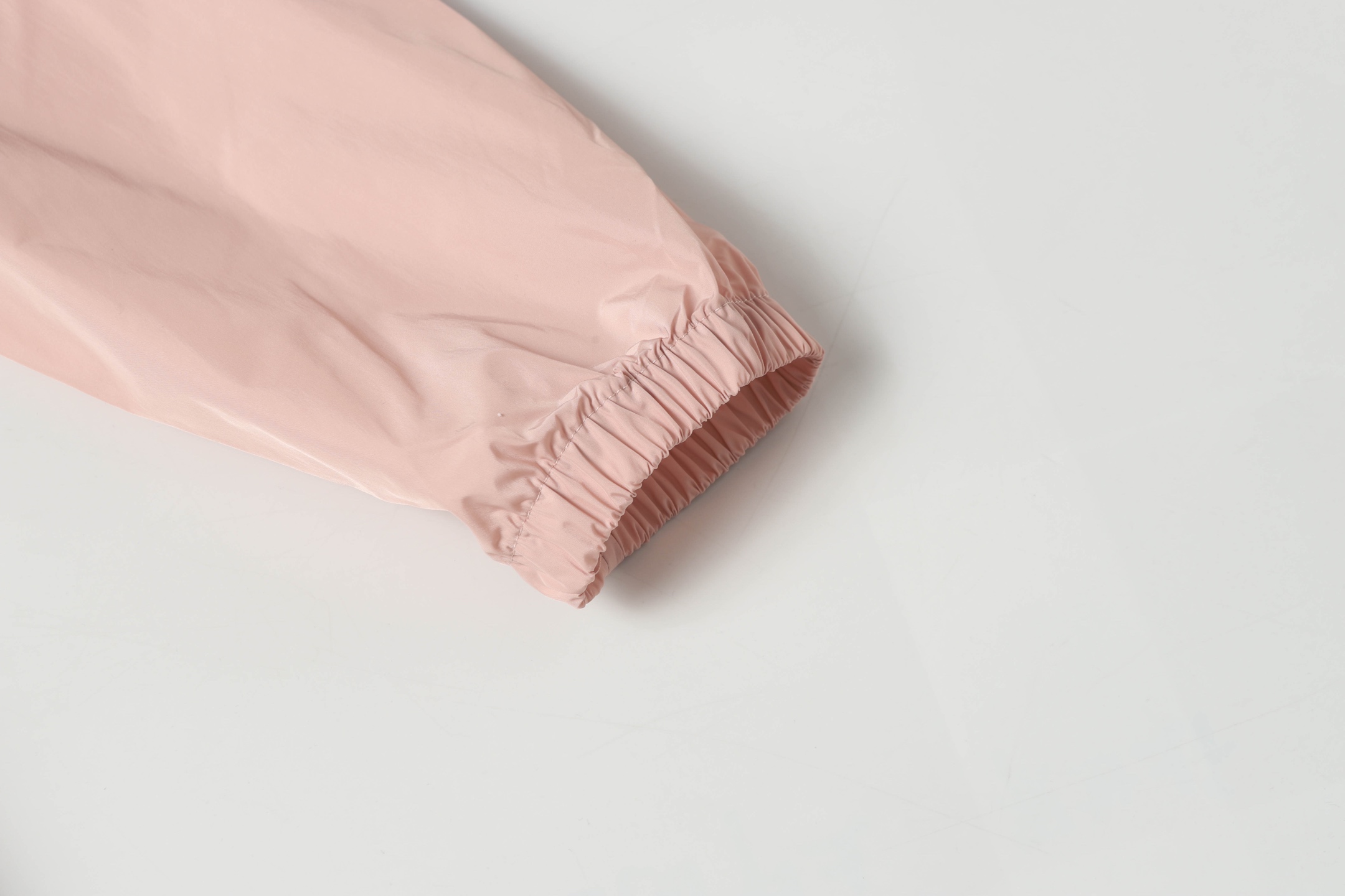 Moncler Women’s Hat and Jackets: Hot Weather Essentials in Black, White, and Pink - 图片 7
