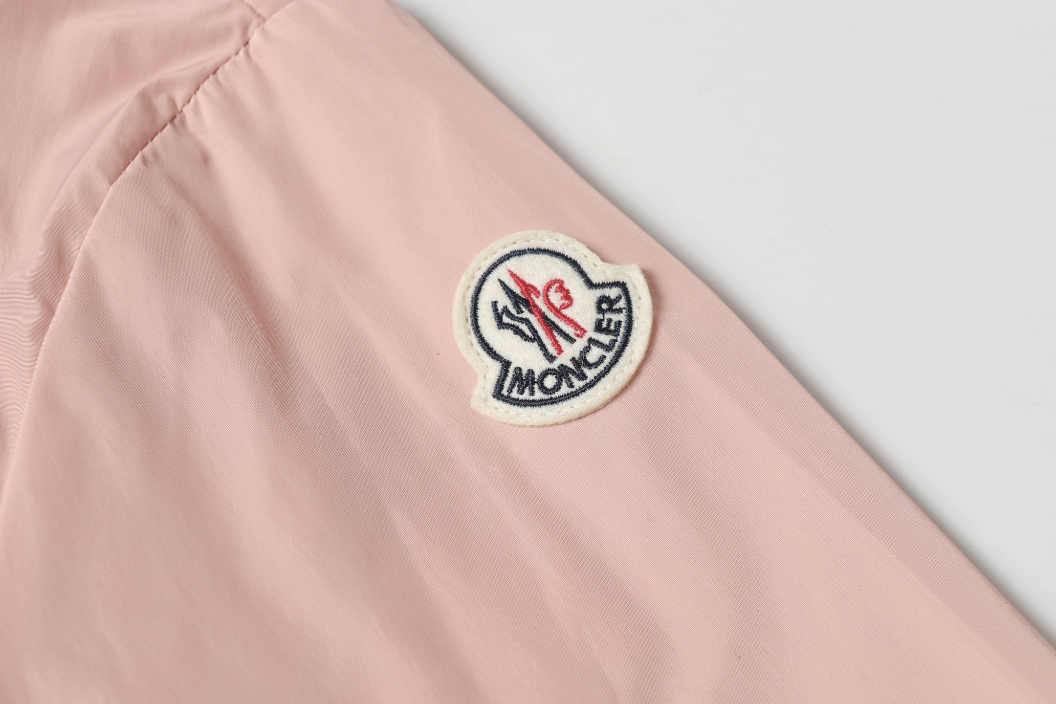 Moncler Women’s Hat and Jackets: Hot Weather Essentials in Black, White, and Pink - 图片 4