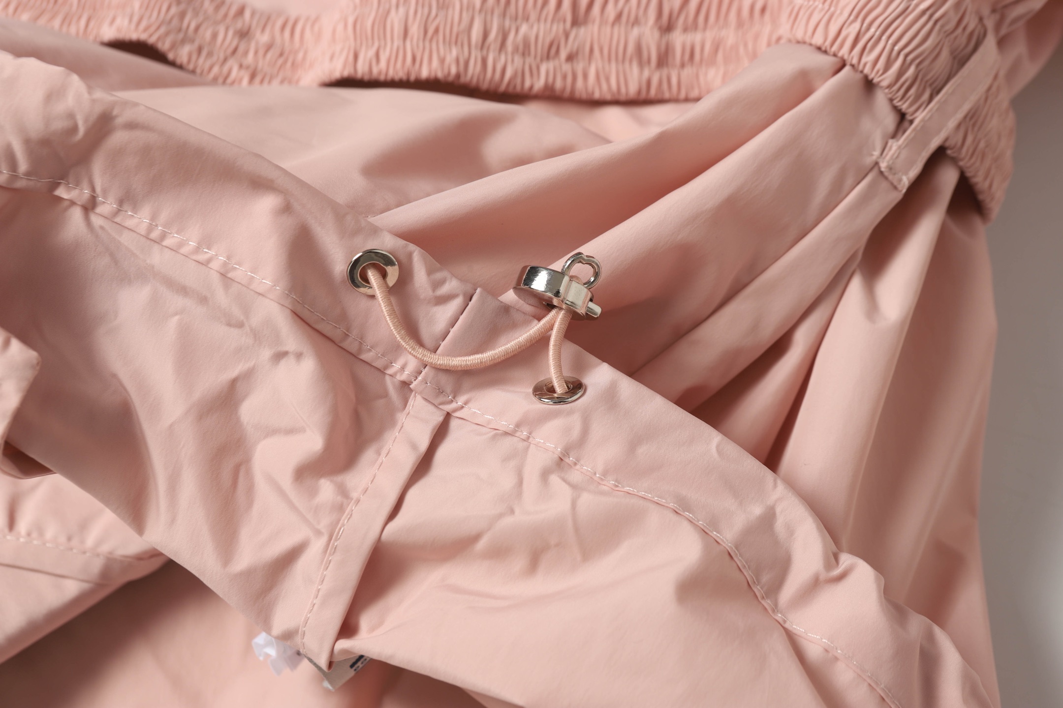 Moncler Women’s Hat and Jackets: Hot Weather Essentials in Black, White, and Pink - 图片 6