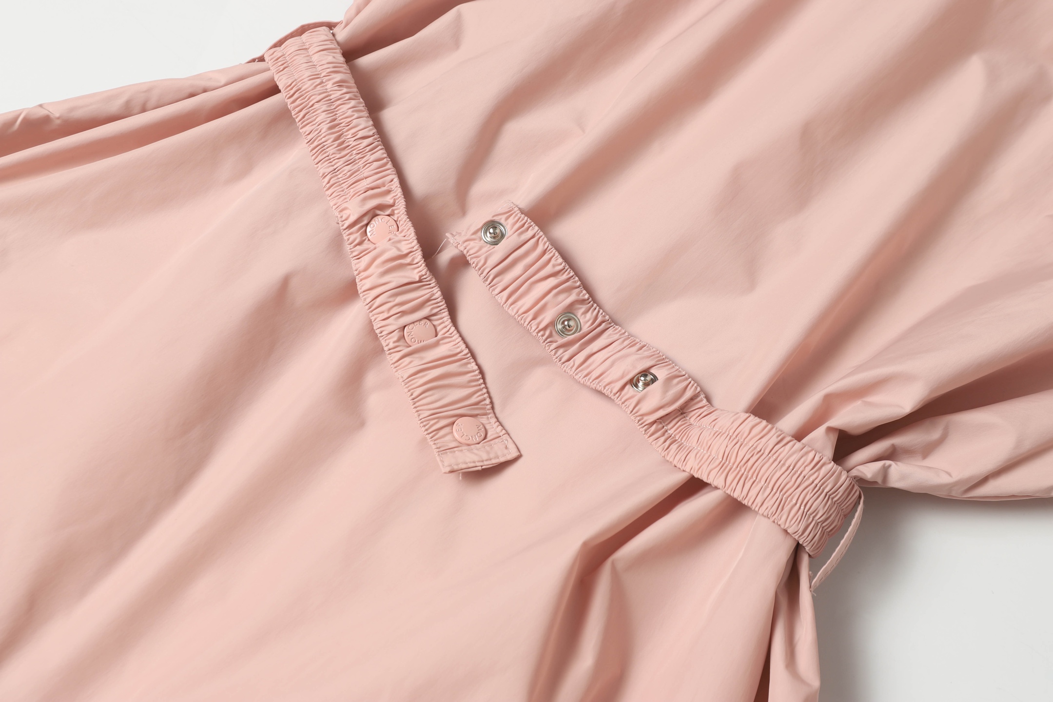 Moncler Women’s Hat and Jackets: Hot Weather Essentials in Black, White, and Pink - 图片 9