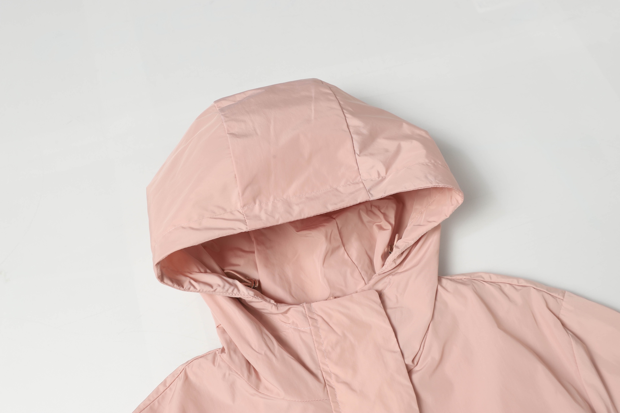 Moncler Women’s Hat and Jackets: Hot Weather Essentials in Black, White, and Pink - 图片 3