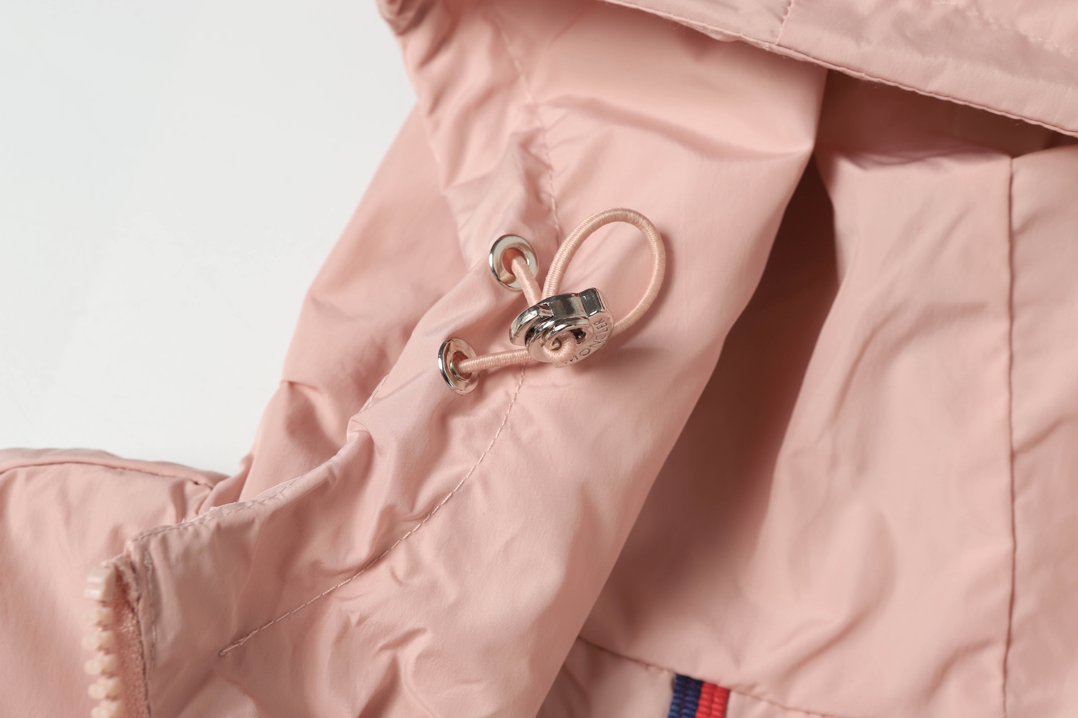 Moncler Women’s Hat and Jackets: Hot Weather Essentials in Black, White, and Pink - 图片 8