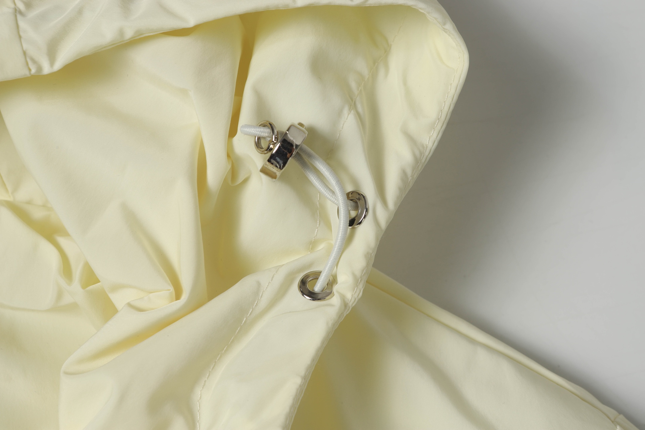 Moncler Women’s Hat, Sunscreen Jacket, and Short Jacket – Hot Assembly Elements for Weather - 图片 3