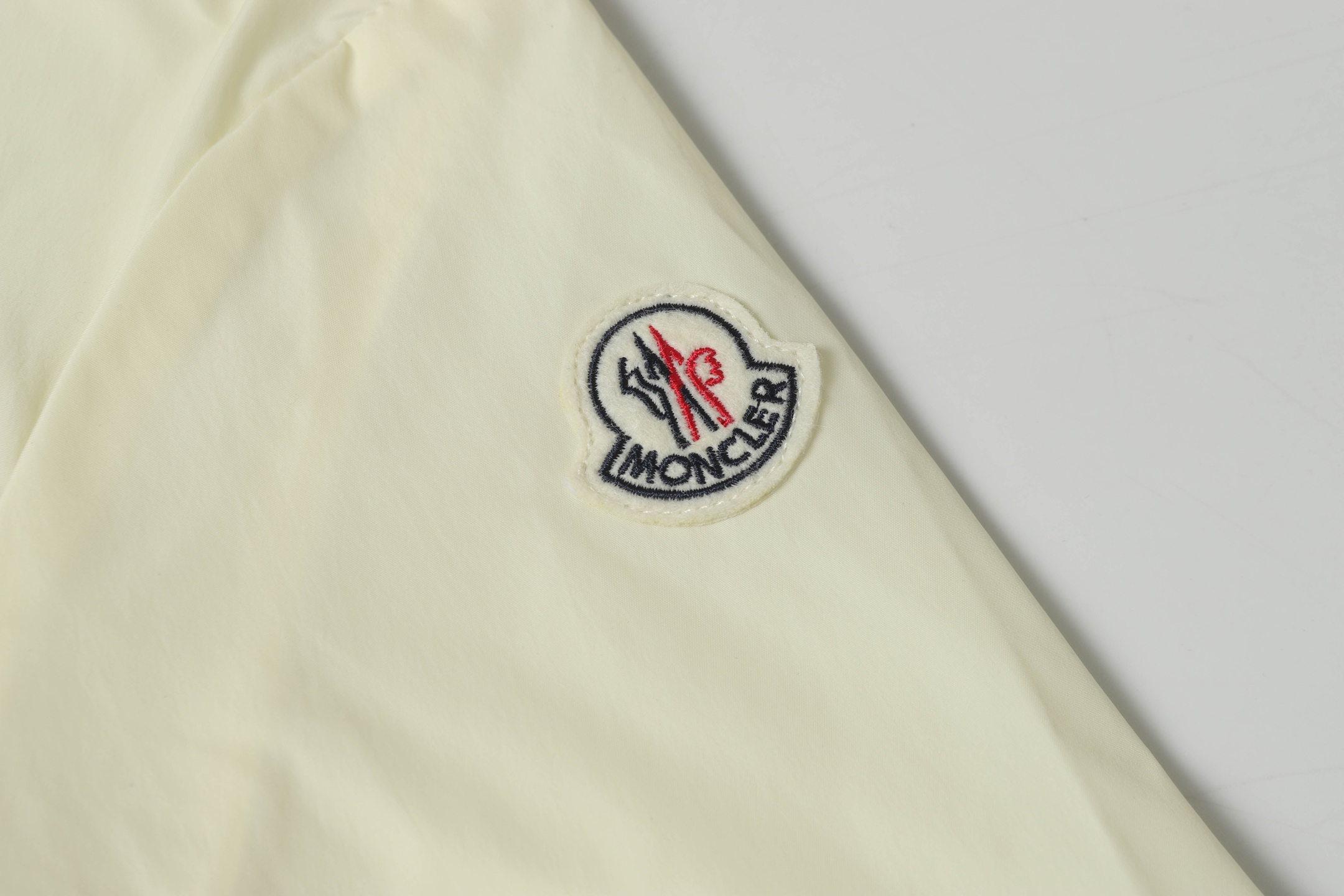 Moncler Women’s Hat, Sunscreen Jacket, and Short Jacket – Hot Assembly Elements for Weather - 图片 4