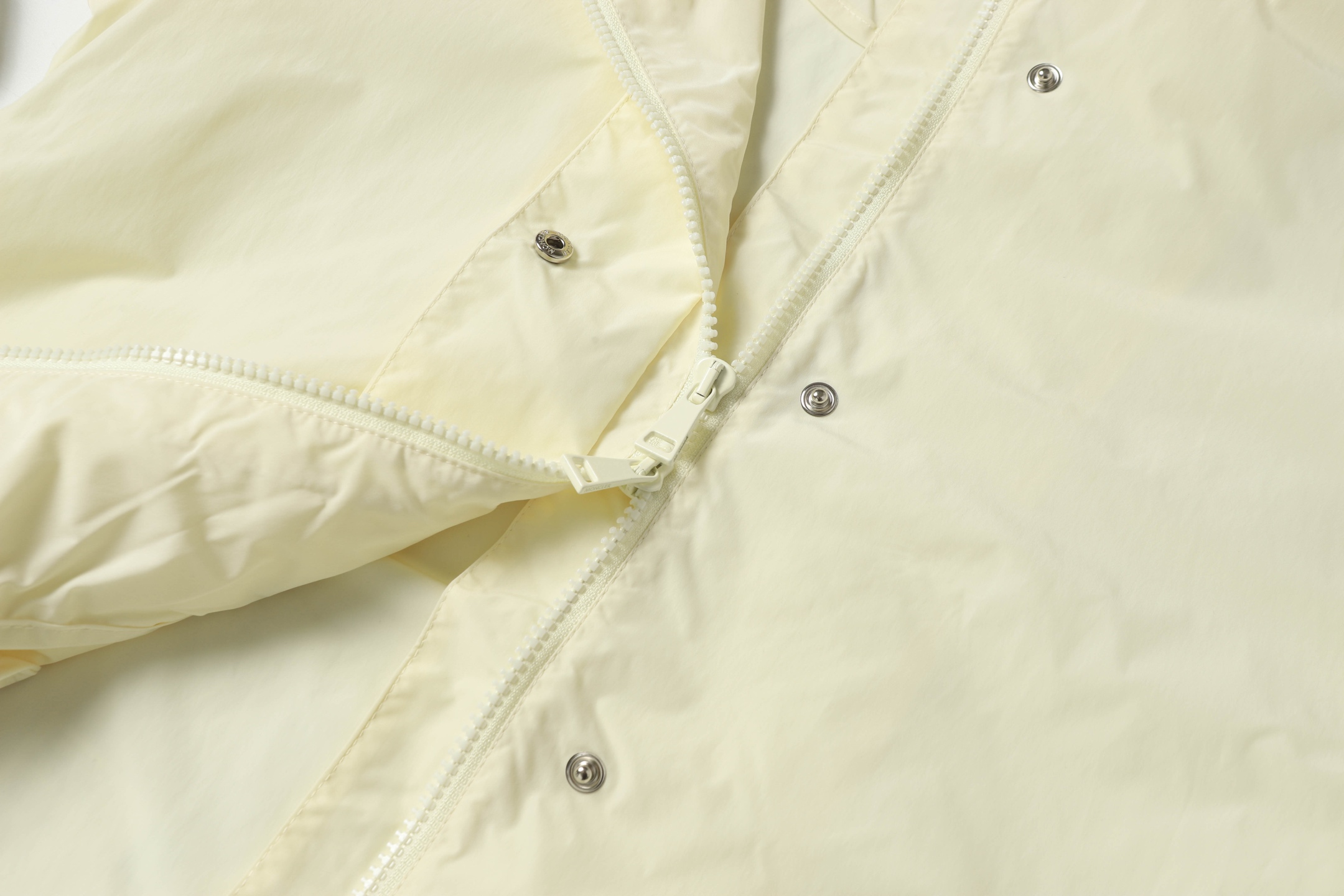 Moncler Women’s Hat, Sunscreen Jacket, and Short Jacket – Hot Assembly Elements for Weather - 图片 6