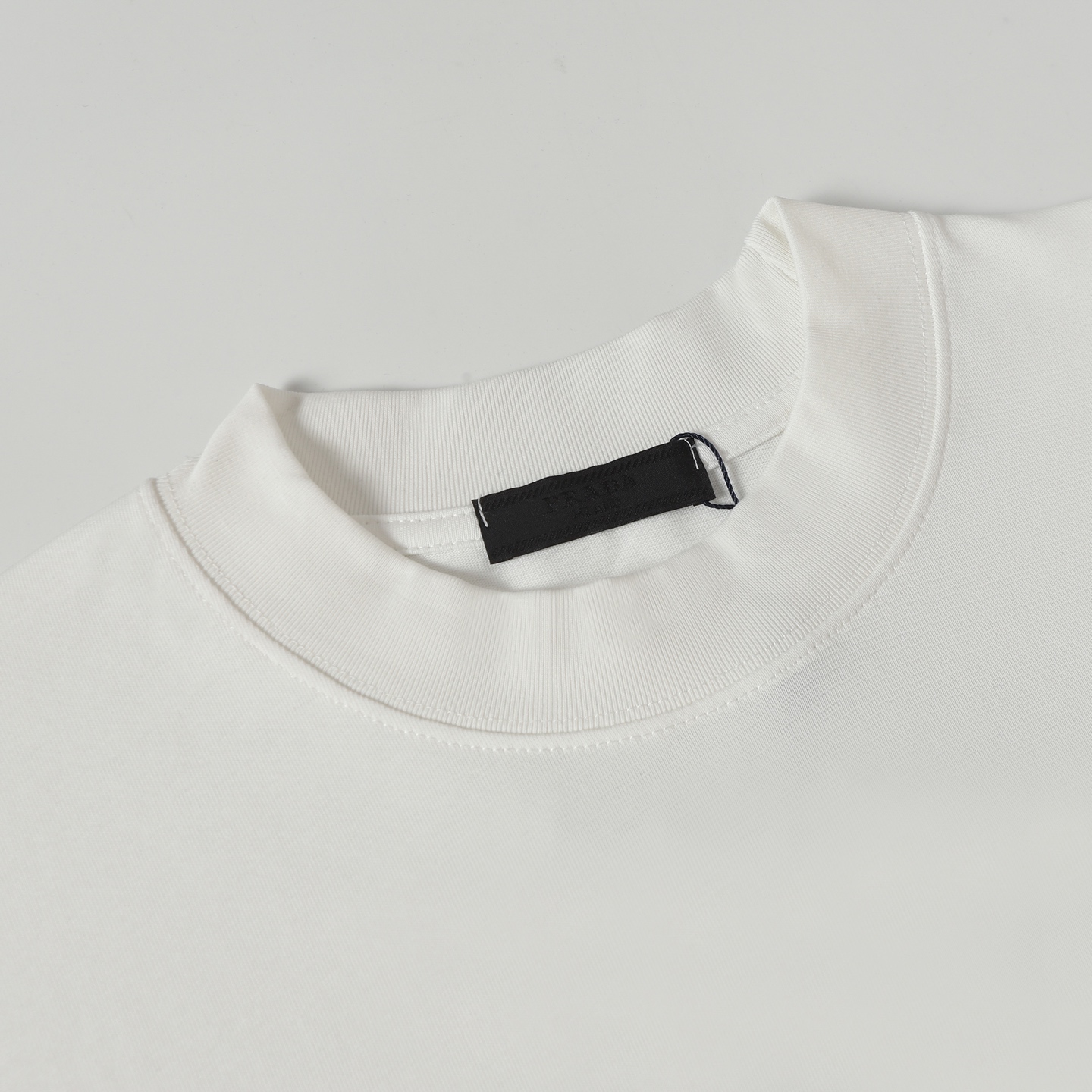 Prada Camiseta de Manga Corta con Logo 3D Bordado para Hombre 13 i1749026023166 6022 0 3