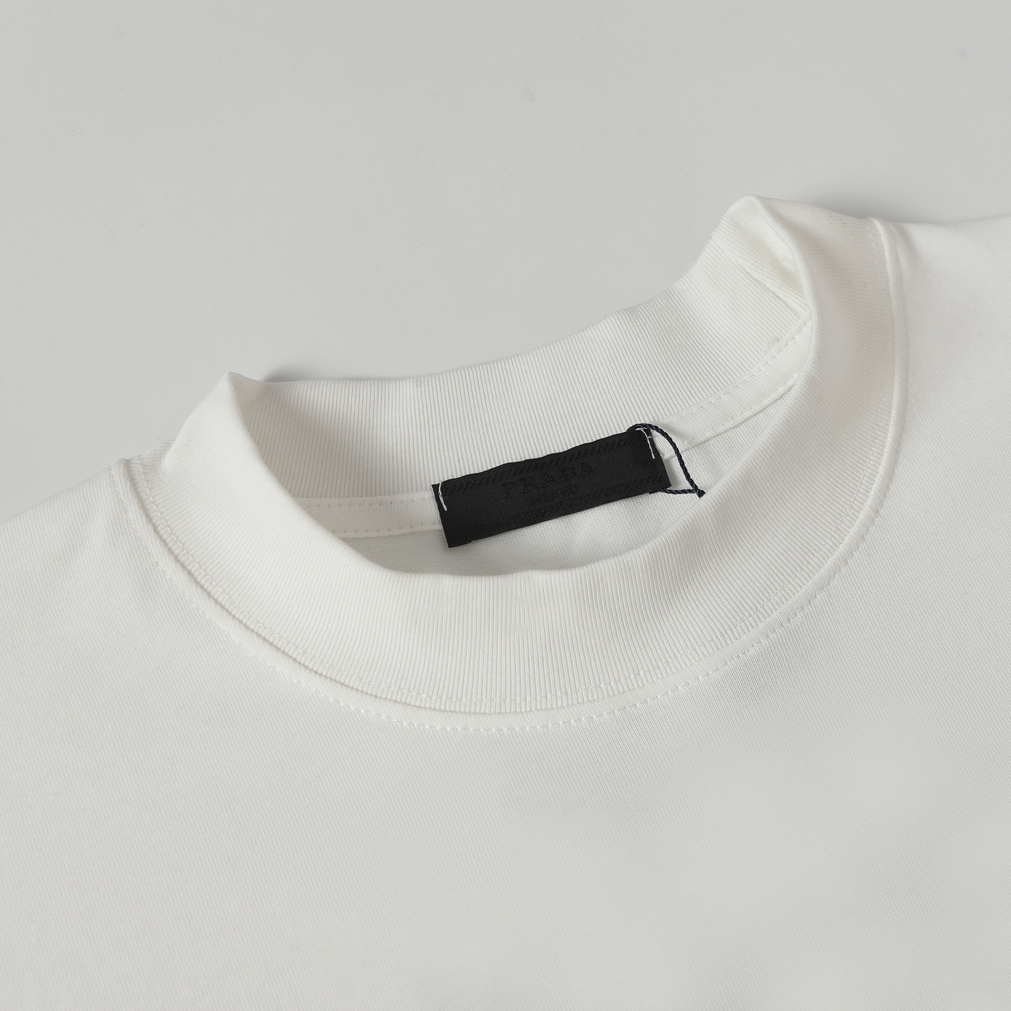 Prada Camiseta de Manga Corta con Logo 3D Bordado para Hombre 4 i1749026023194 127 0 2