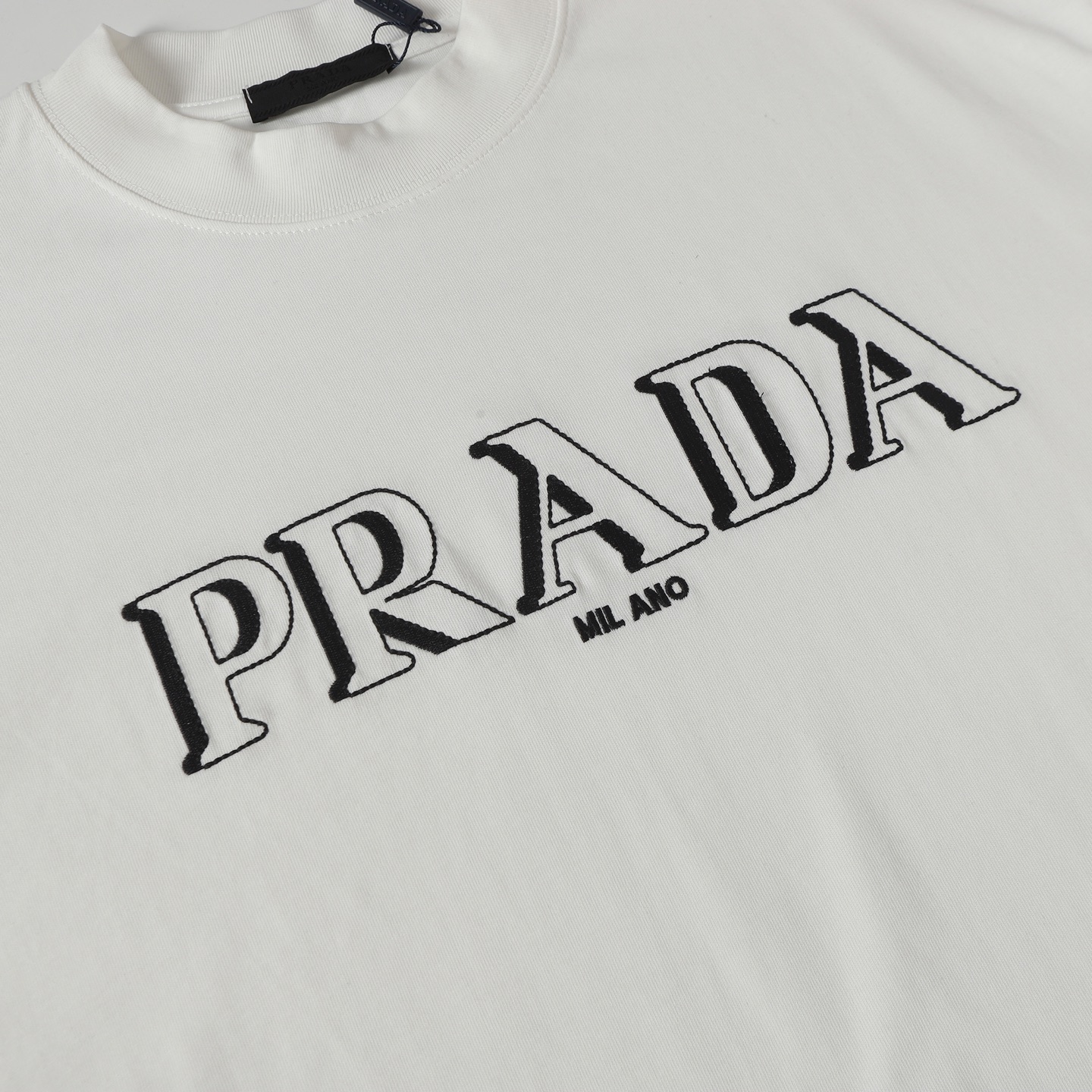 Prada Camiseta de Manga Corta con Logo 3D Bordado para Hombre 7 i1749026026591 5407 0 6