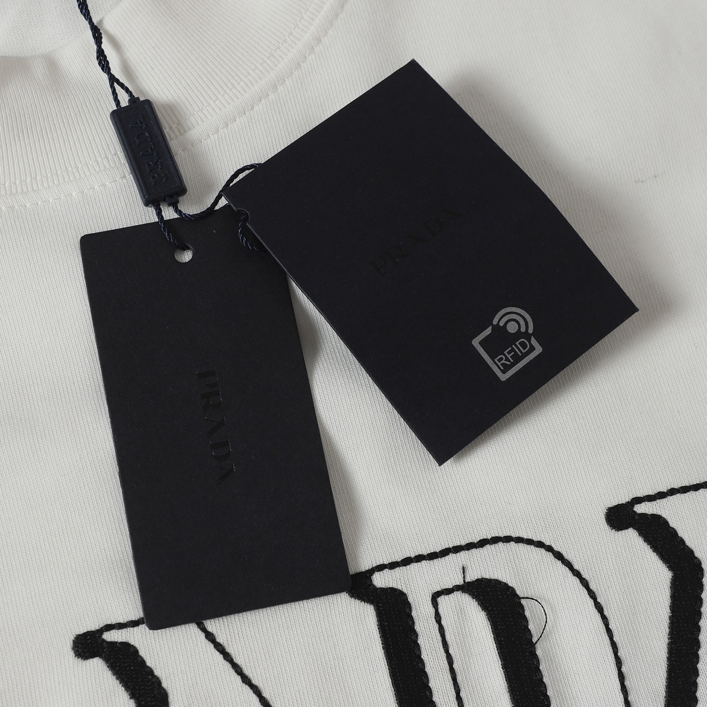 Prada Camiseta de Manga Corta con Logo 3D Bordado para Hombre 5 i1749026026598 2582 0 5